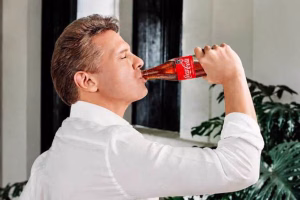 Denuncian campaña de Coca-Cola con Luis Miguel por posible violación a regulación sanitaria